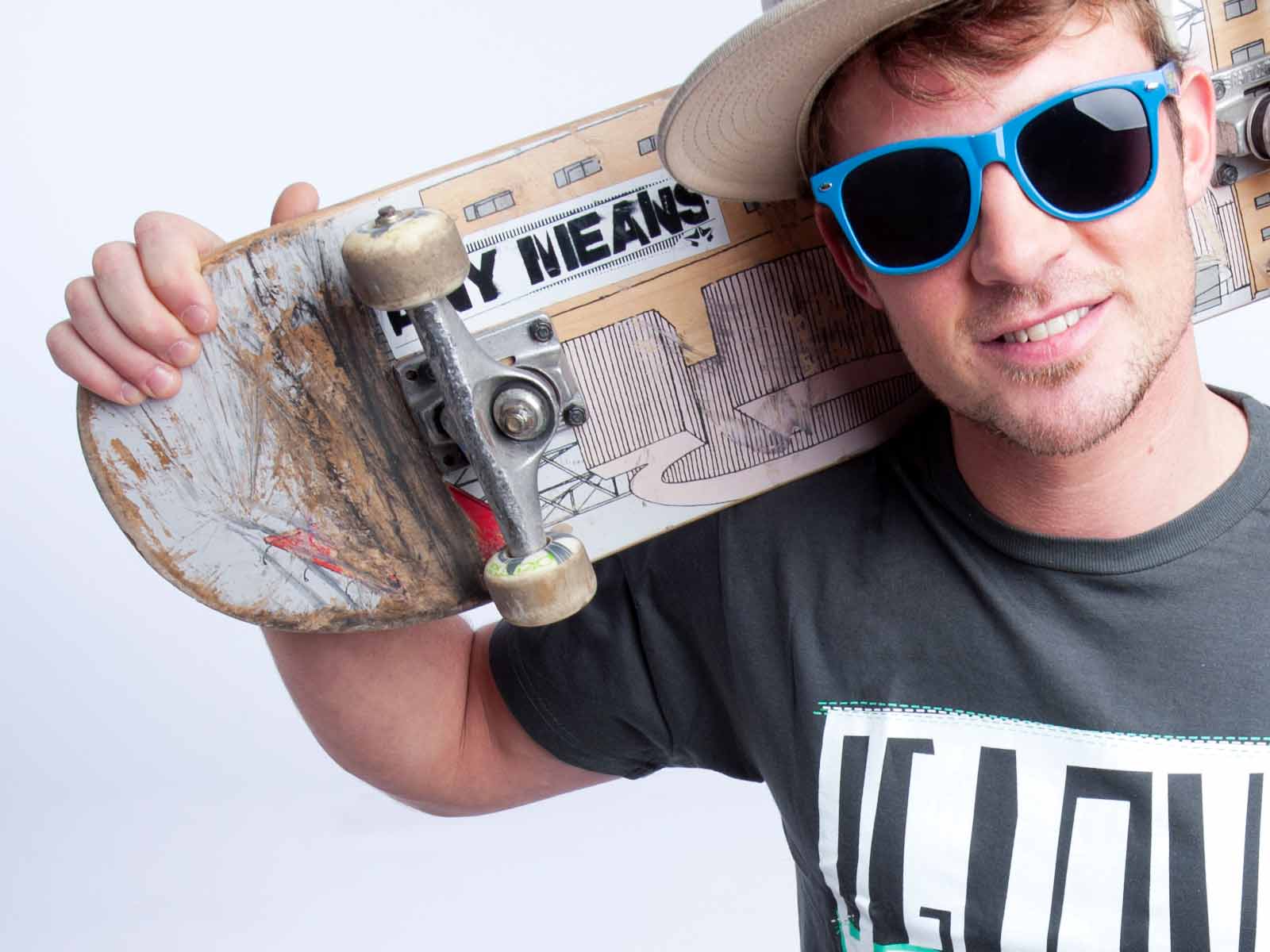 skater mit t-shirt und basecap von iglou